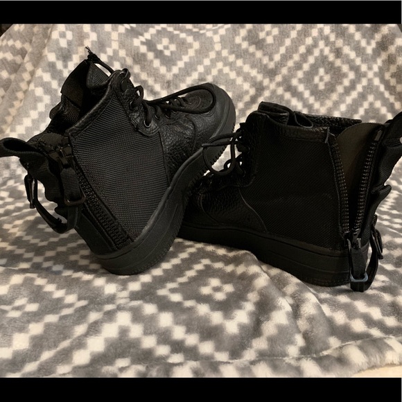 Nike - Picture 2 of 4